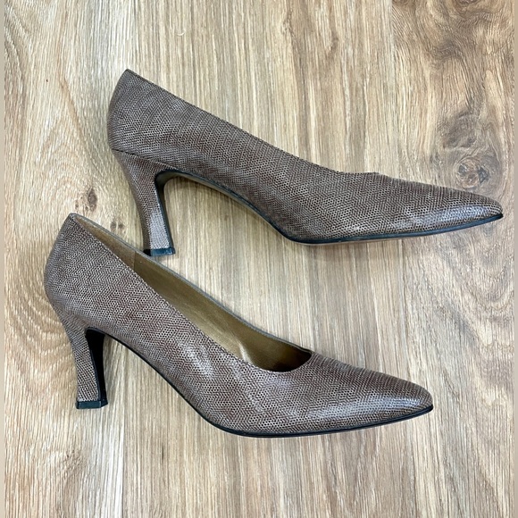 Stuart Weitzman Leather Pumps - Women's 10.5 Vintage Greige Embossed Pointed Toe - Picture 4 of 6